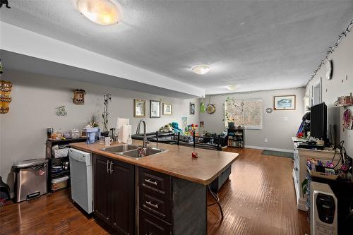 957 Desmond Street, Kamloops, BC - Indoor Photo Showing Kitchen With Double Sink