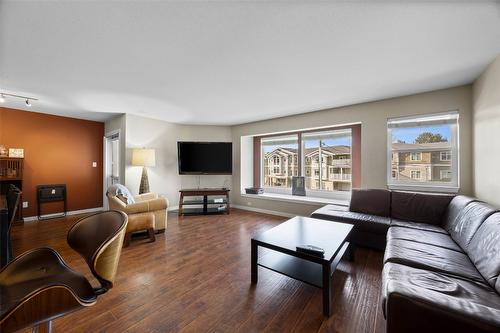 957 Desmond Street, Kamloops, BC - Indoor Photo Showing Living Room
