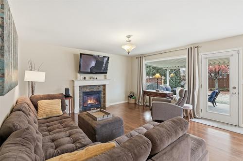 1121 Burgess Way, Kamloops, BC - Indoor Photo Showing Living Room With Fireplace
