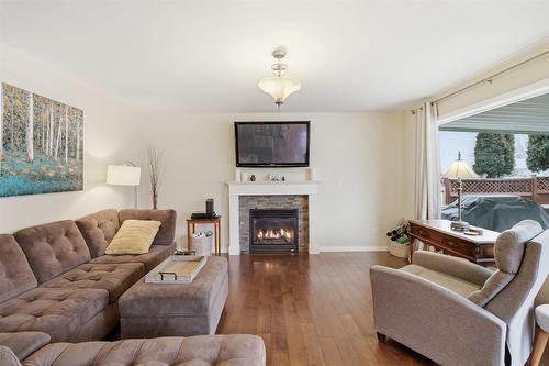 1121 Burgess Way, Kamloops, BC - Indoor Photo Showing Living Room With Fireplace