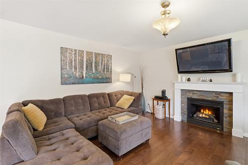 1121 Burgess Way, Kamloops, BC - Indoor Photo Showing Living Room With Fireplace