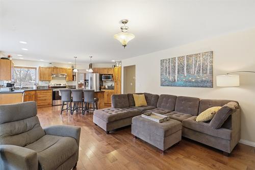 1121 Burgess Way, Kamloops, BC - Indoor Photo Showing Living Room
