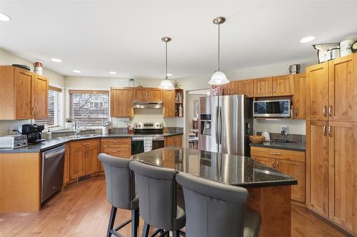 1121 Burgess Way, Kamloops, BC - Indoor Photo Showing Kitchen With Double Sink
