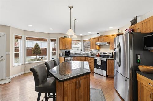 1121 Burgess Way, Kamloops, BC - Indoor Photo Showing Kitchen With Double Sink