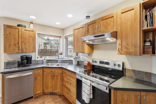 1121 Burgess Way, Kamloops, BC - Indoor Photo Showing Kitchen With Double Sink