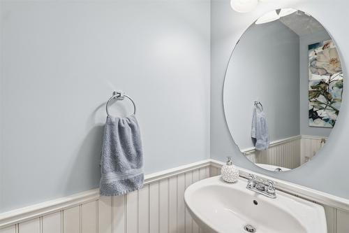 1121 Burgess Way, Kamloops, BC - Indoor Photo Showing Bathroom
