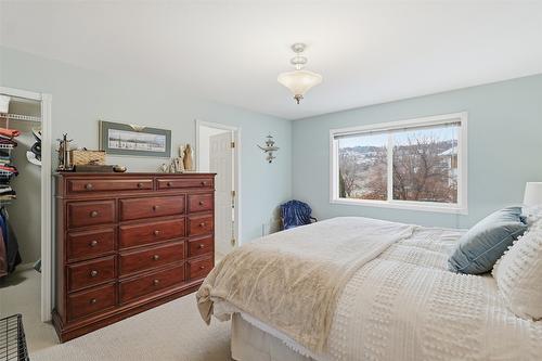 1121 Burgess Way, Kamloops, BC - Indoor Photo Showing Bedroom