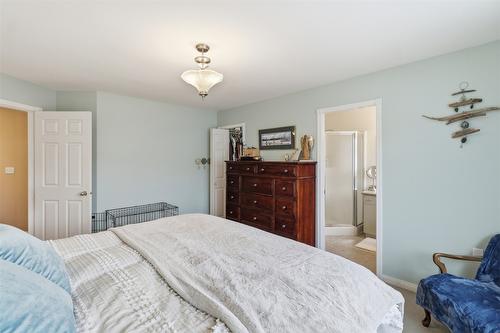 1121 Burgess Way, Kamloops, BC - Indoor Photo Showing Bedroom