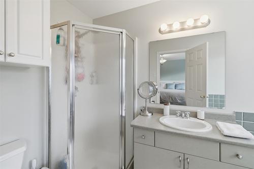 1121 Burgess Way, Kamloops, BC - Indoor Photo Showing Bathroom