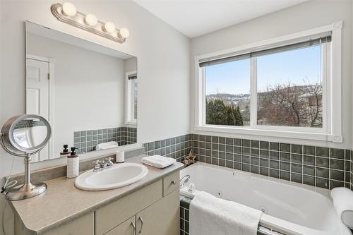 1121 Burgess Way, Kamloops, BC - Indoor Photo Showing Bathroom
