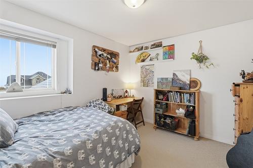 1121 Burgess Way, Kamloops, BC - Indoor Photo Showing Bedroom