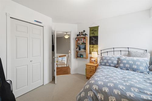 1121 Burgess Way, Kamloops, BC - Indoor Photo Showing Bedroom