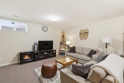 1121 Burgess Way, Kamloops, BC - Indoor Photo Showing Living Room
