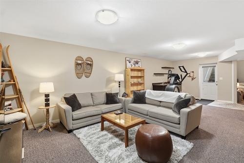 1121 Burgess Way, Kamloops, BC - Indoor Photo Showing Living Room