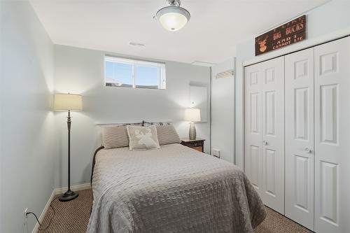 1121 Burgess Way, Kamloops, BC - Indoor Photo Showing Bedroom