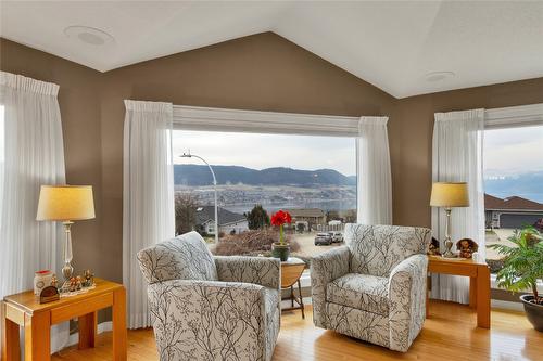 7020 Lakeridge Drive, Vernon, BC - Indoor Photo Showing Living Room