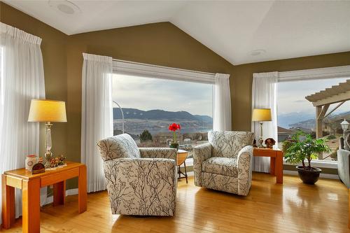 7020 Lakeridge Drive, Vernon, BC - Indoor Photo Showing Living Room