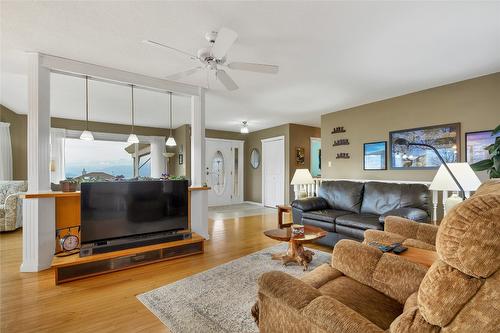7020 Lakeridge Drive, Vernon, BC - Indoor Photo Showing Living Room