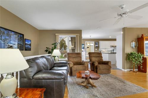 7020 Lakeridge Drive, Vernon, BC - Indoor Photo Showing Living Room