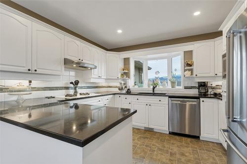 7020 Lakeridge Drive, Vernon, BC - Indoor Photo Showing Kitchen With Upgraded Kitchen