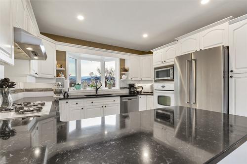 7020 Lakeridge Drive, Vernon, BC - Indoor Photo Showing Kitchen