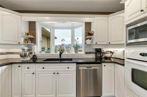 7020 Lakeridge Drive, Vernon, BC - Indoor Photo Showing Kitchen With Double Sink