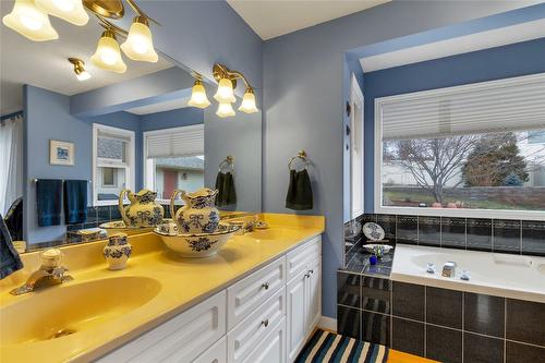 7020 Lakeridge Drive, Vernon, BC - Indoor Photo Showing Bathroom
