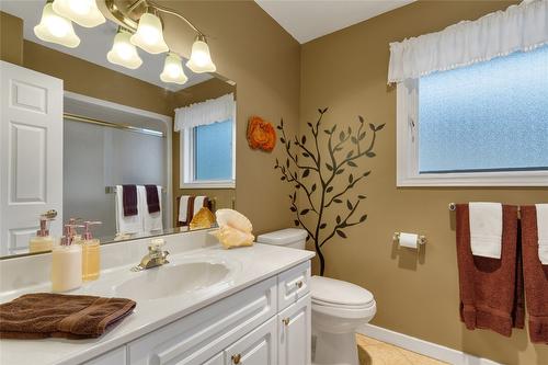 7020 Lakeridge Drive, Vernon, BC - Indoor Photo Showing Bathroom
