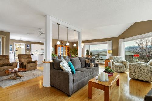 7020 Lakeridge Drive, Vernon, BC - Indoor Photo Showing Living Room