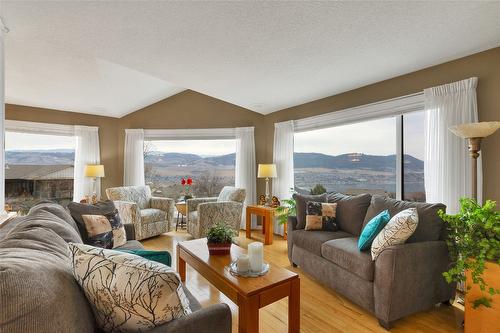 7020 Lakeridge Drive, Vernon, BC - Indoor Photo Showing Living Room
