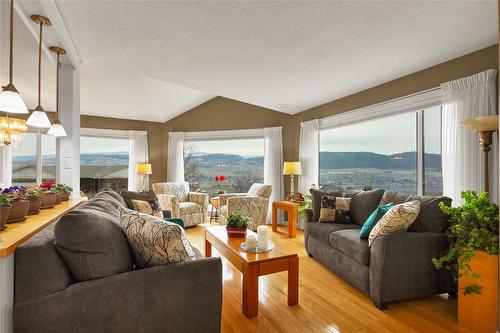 7020 Lakeridge Drive, Vernon, BC - Indoor Photo Showing Living Room