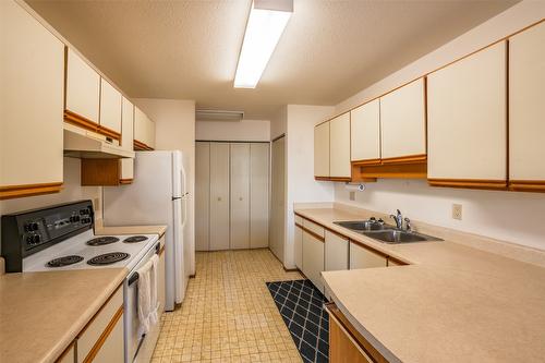 105-232 Kinney Avenue, Penticton, BC - Indoor Photo Showing Kitchen With Double Sink