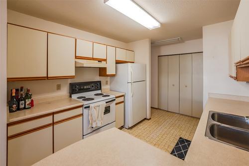 105-232 Kinney Avenue, Penticton, BC - Indoor Photo Showing Kitchen With Double Sink