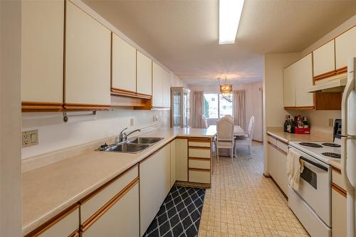105-232 Kinney Avenue, Penticton, BC - Indoor Photo Showing Kitchen With Double Sink