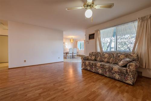 105-232 Kinney Avenue, Penticton, BC - Indoor Photo Showing Living Room