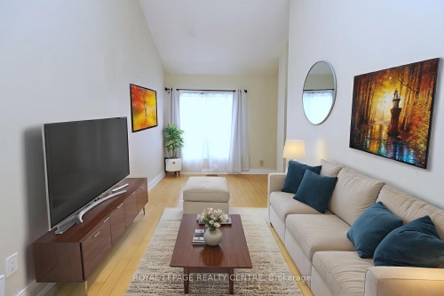 16-1021 Cedarglen Gate, Mississauga, ON - Indoor Photo Showing Living Room