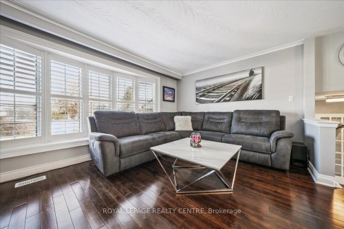 21 Pylon Place, Toronto, ON - Indoor Photo Showing Living Room