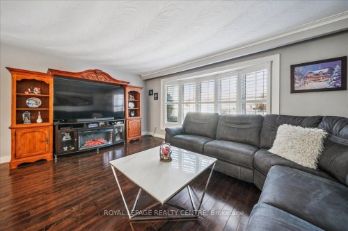 21 Pylon Place, Toronto, ON - Indoor Photo Showing Living Room