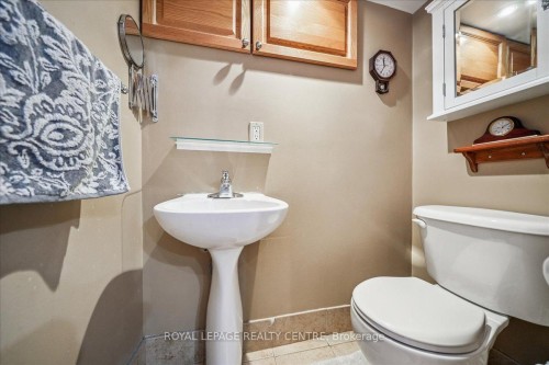 21 Pylon Place, Toronto, ON - Indoor Photo Showing Bathroom