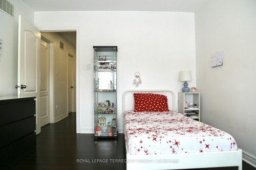 6244 St Michael Avenue, Niagara Falls, ON - Indoor Photo Showing Bedroom