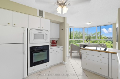 702-20 Berkley Street, Cambridge, ON - Indoor Photo Showing Kitchen