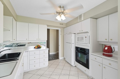 702-20 Berkley Street, Cambridge, ON - Indoor Photo Showing Kitchen