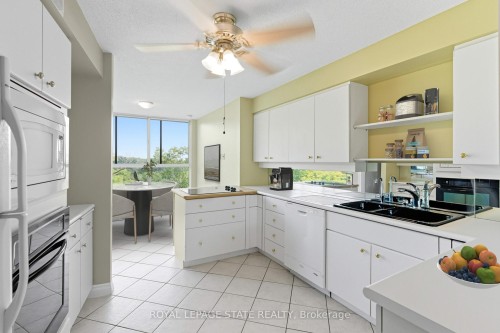 702-20 Berkley Street, Cambridge, ON - Indoor Photo Showing Kitchen With Double Sink