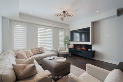 1149 Beachcomber Road, Mississauga, ON - Indoor Photo Showing Living Room