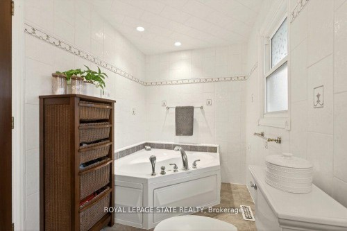 29 Woodside Drive, Hamilton, ON - Indoor Photo Showing Bathroom