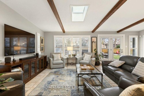 29 Woodside Drive, Hamilton, ON - Indoor Photo Showing Living Room