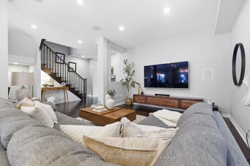 146 Underwood Drive, Whitby, ON - Indoor Photo Showing Living Room