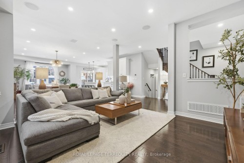 146 Underwood Drive, Whitby, ON - Indoor Photo Showing Living Room