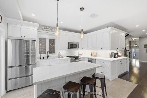 146 Underwood Drive, Whitby, ON - Indoor Photo Showing Kitchen With Upgraded Kitchen