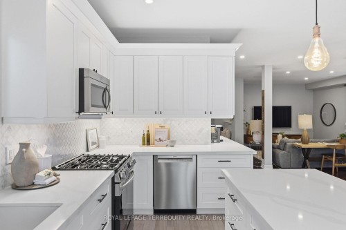 146 Underwood Drive, Whitby, ON - Indoor Photo Showing Kitchen With Upgraded Kitchen